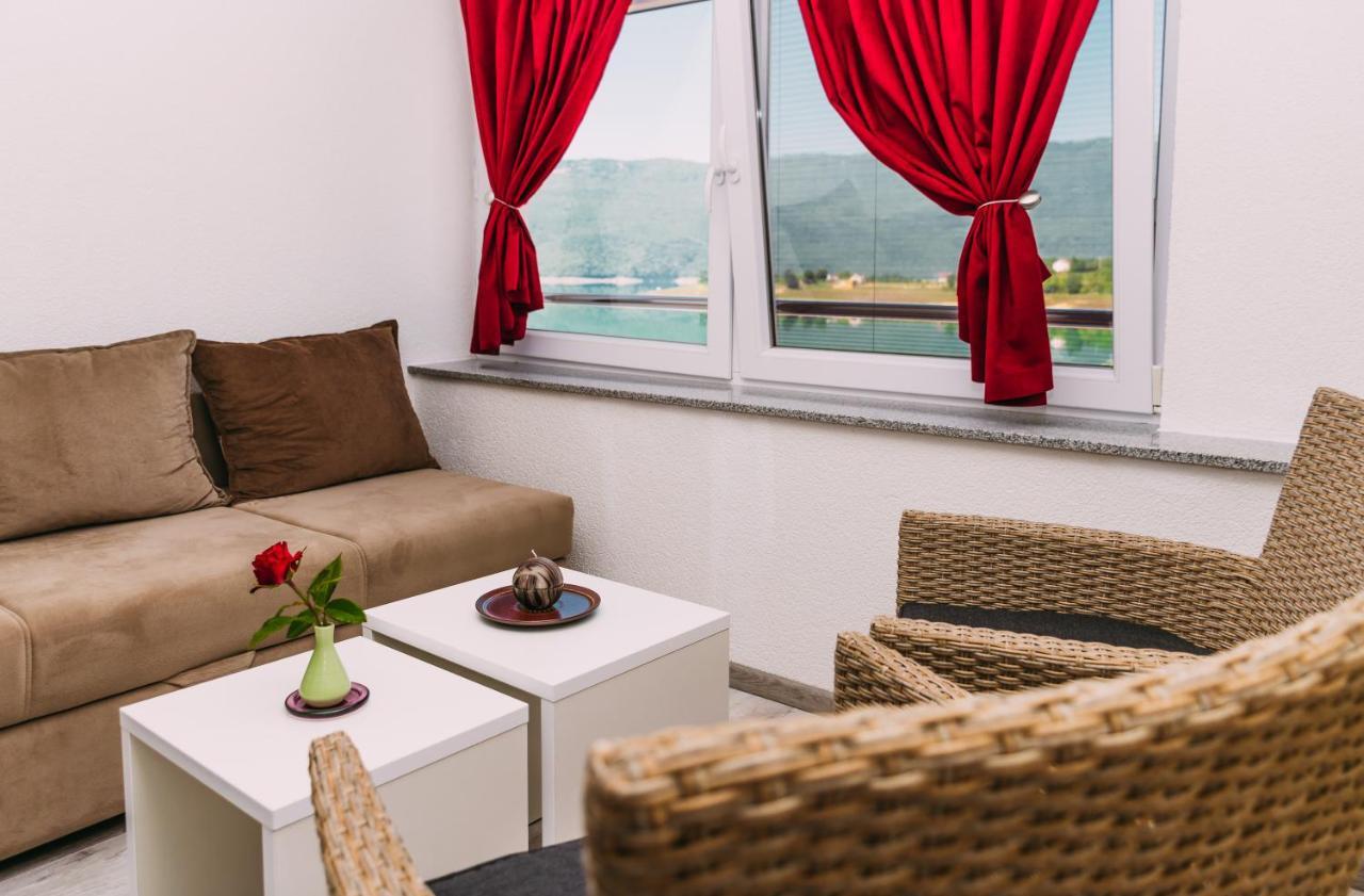 Apartmani Markesic Ramsko Jezero Prozor Bagian luar foto