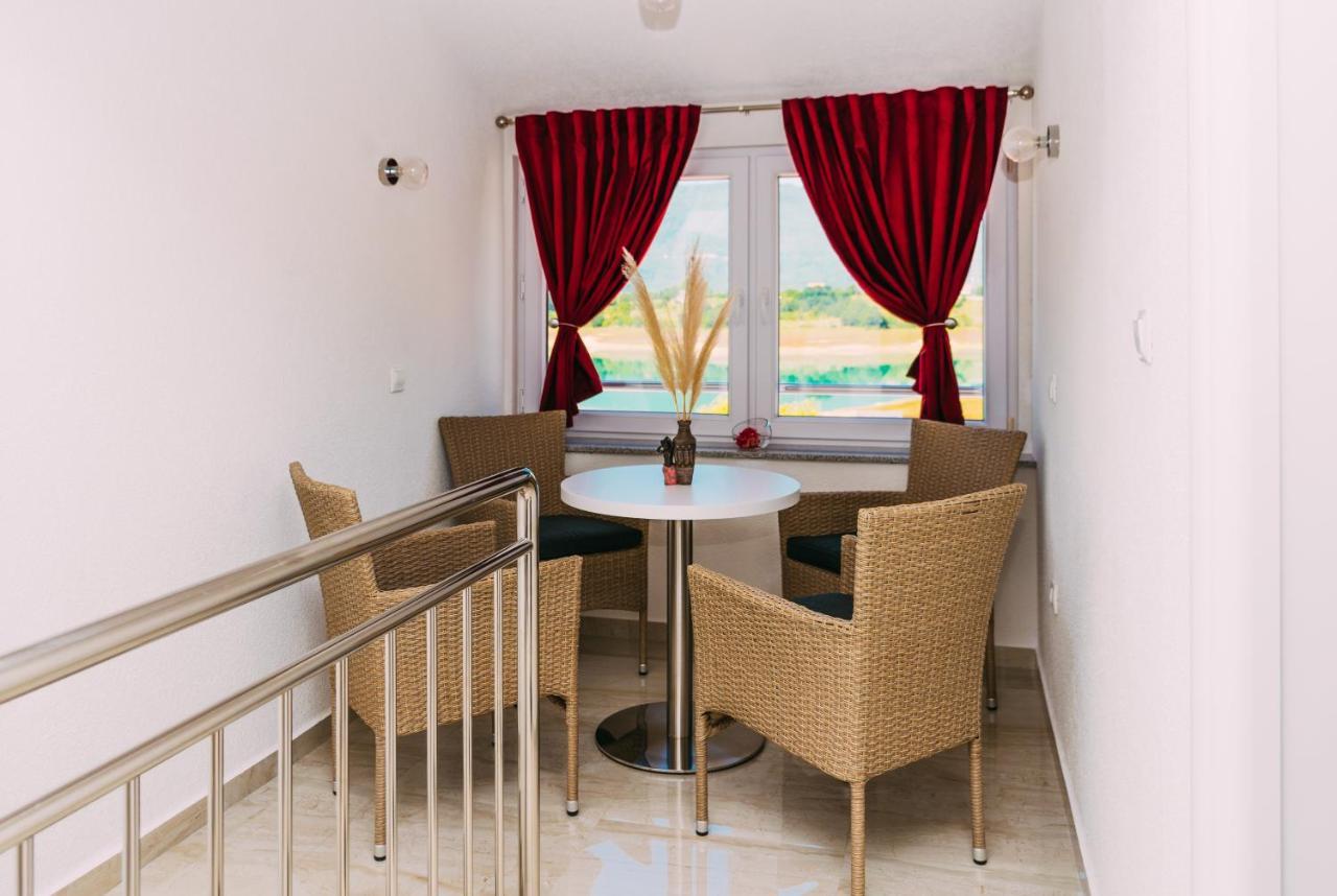 Apartmani Markesic Ramsko Jezero Prozor Bagian luar foto